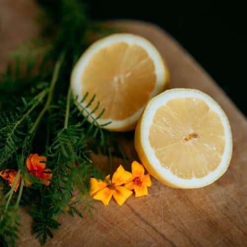 citrons sur une planche