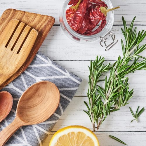 ingredients et ustensiles sur plan de travail
