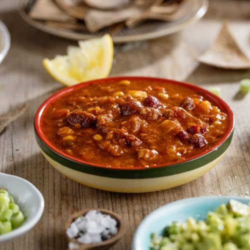 Plat d'un chili sin carne riche en protéines végétales